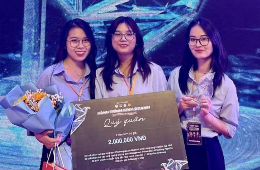 Team receiving the runner-up award at Hanh Trinh Kinh Doanh